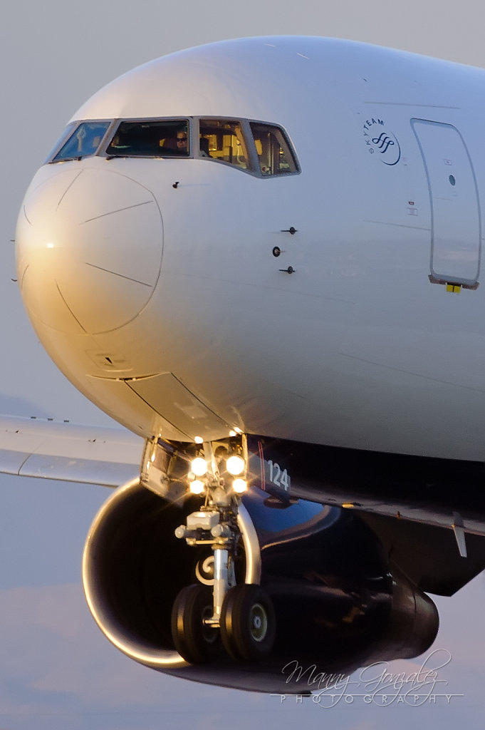 Boeing 767-332 N124DE / 124 (cn 23438/189)